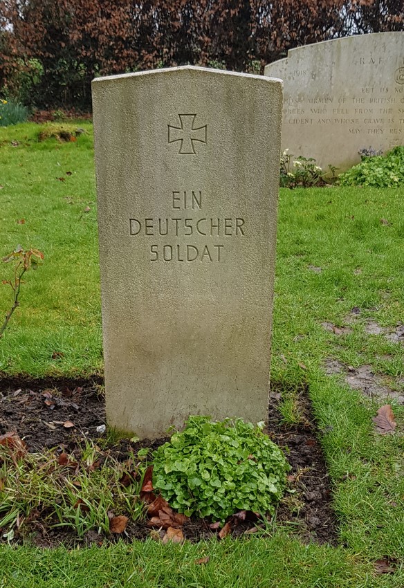 Photograph of the grave of a german soldier.